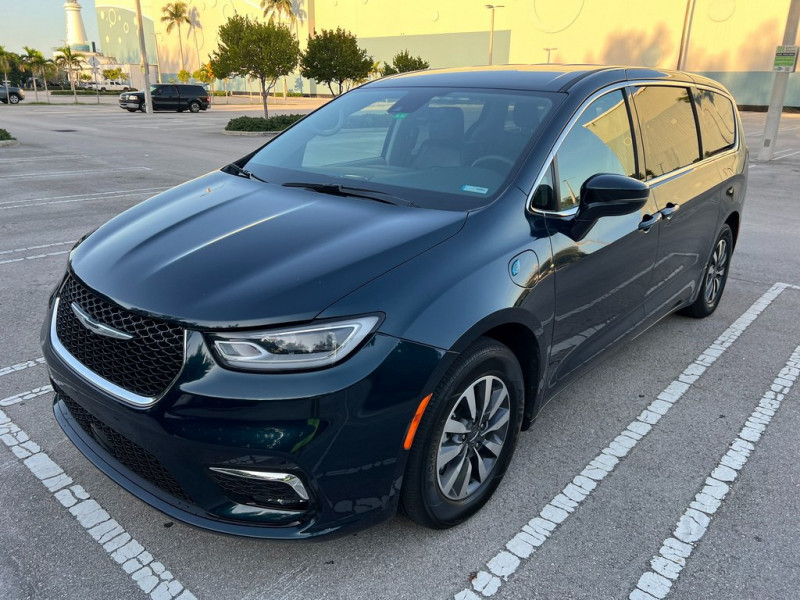 Chrysler Pacifica Hybrid aluguel de carros