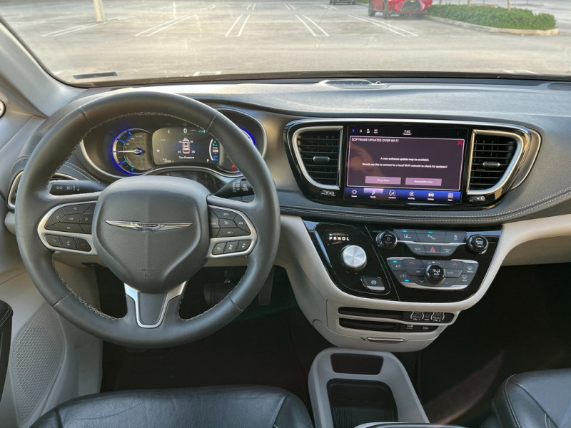 Chrysler Pacifica Hybrid pic #3376