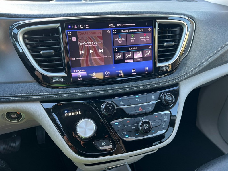 Chrysler Pacifica Hybrid pic #3382