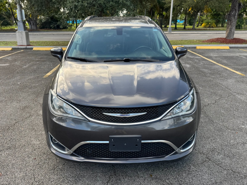 Chrysler Pacifica Touring L alquiler de coche