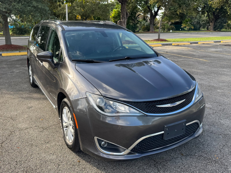 Chrysler Pacifica Touring L alquiler del coche