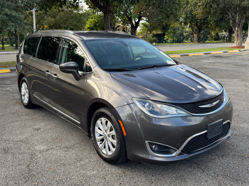 Chrysler Pacifica Touring L renta de auto