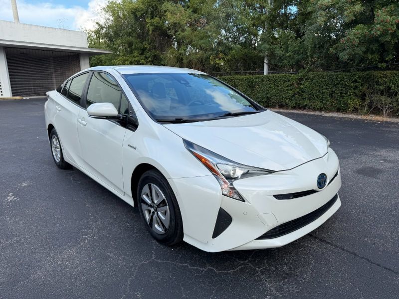 Toyota Prius Two alquiler de coche