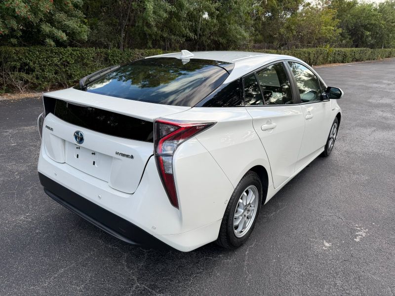 Toyota Prius Two alquiler del coche