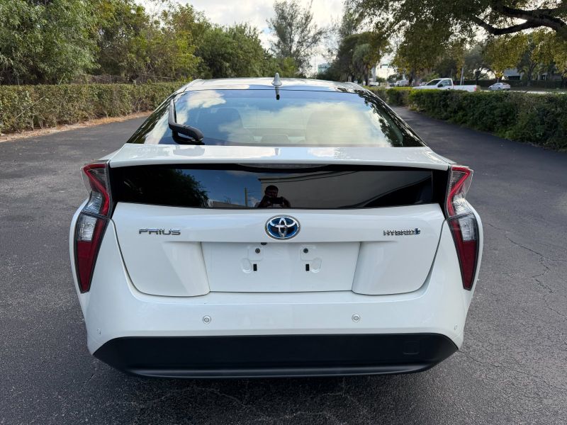 Toyota Prius Two renta de auto