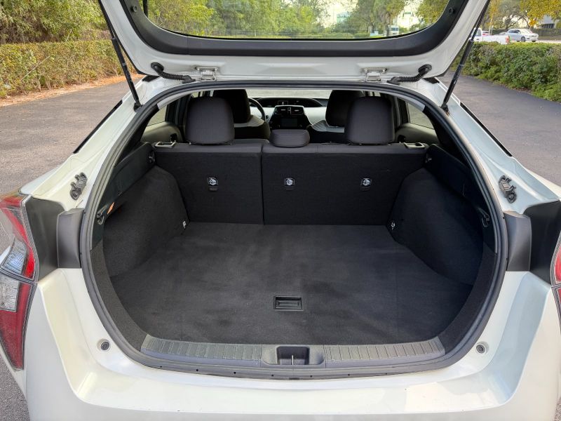 Toyota Prius Two pic #5572