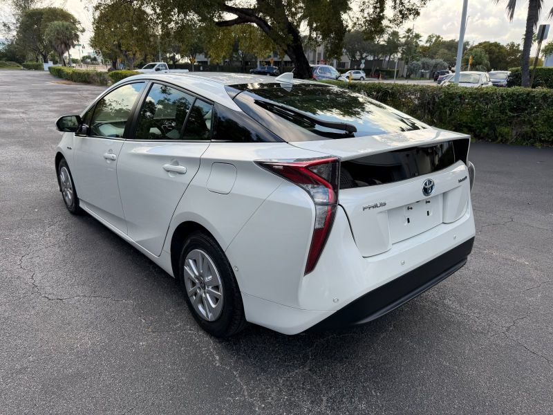 Toyota Prius Two pic #5573