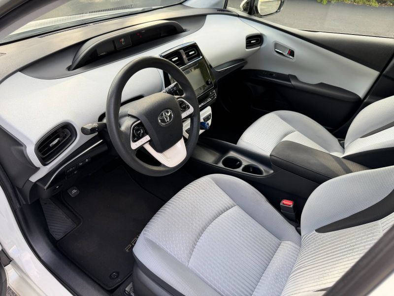 Toyota Prius Two pic #5577