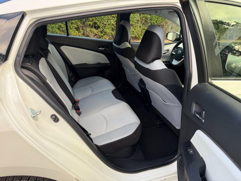 Toyota Prius Two pic #5579