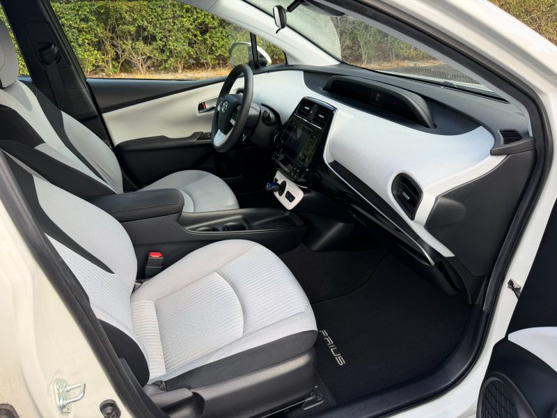 Toyota Prius Two pic #5580