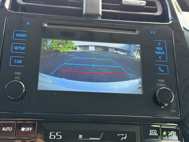 Toyota Prius Two pic #5592