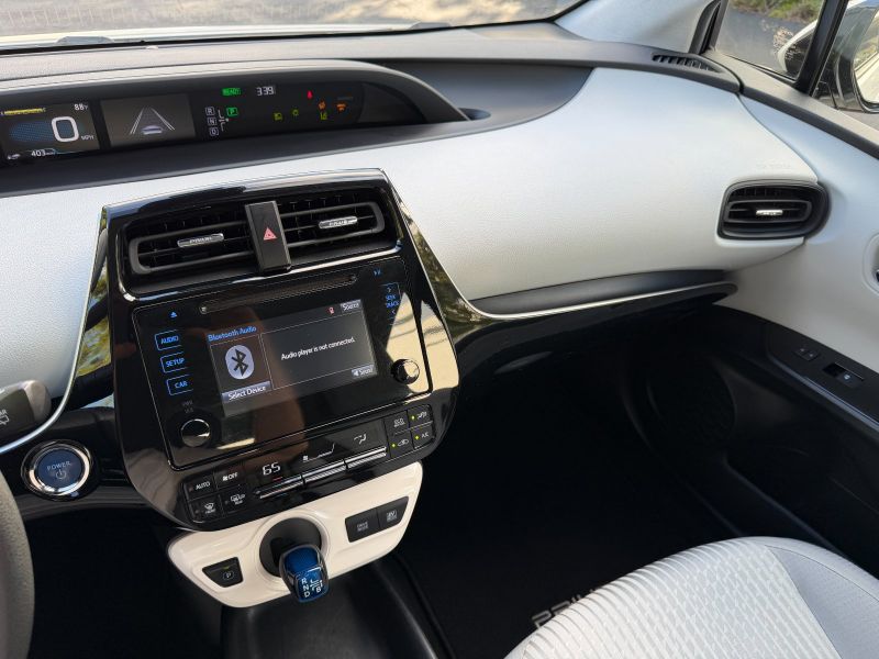 Toyota Prius Two pic #5593