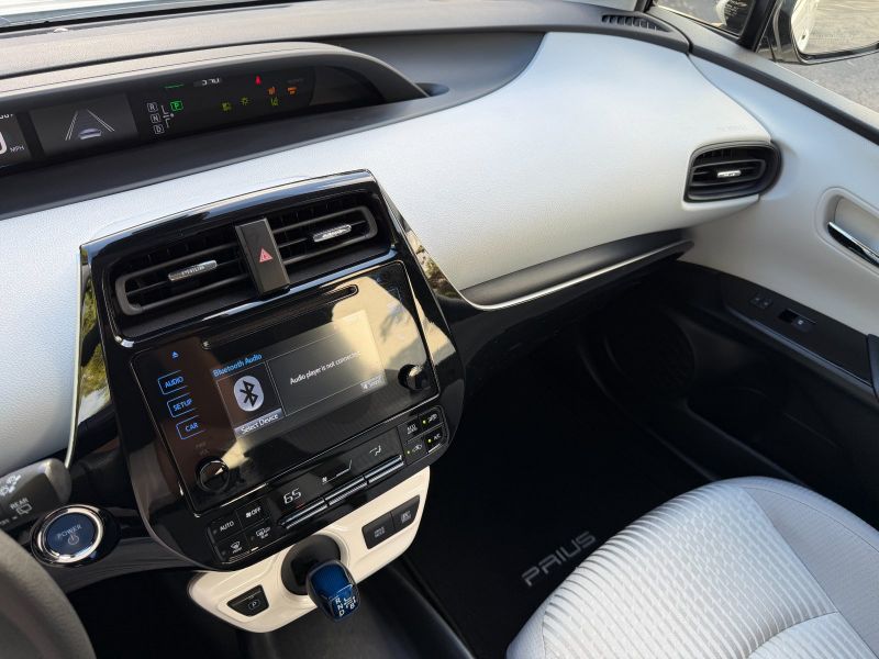 Toyota Prius Two pic #5596