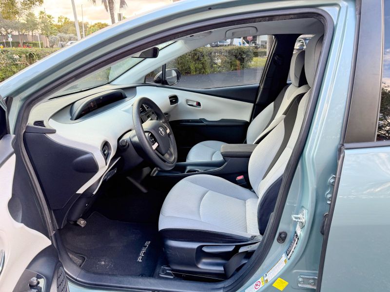 Toyota Prius Four pic #5823