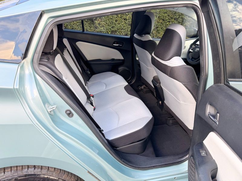 Toyota Prius Four pic #5830