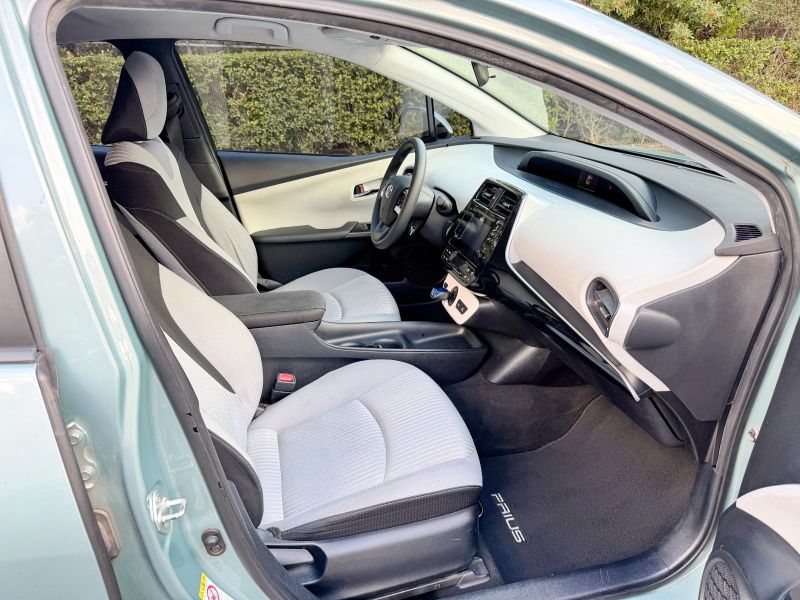 Toyota Prius Four pic #5831