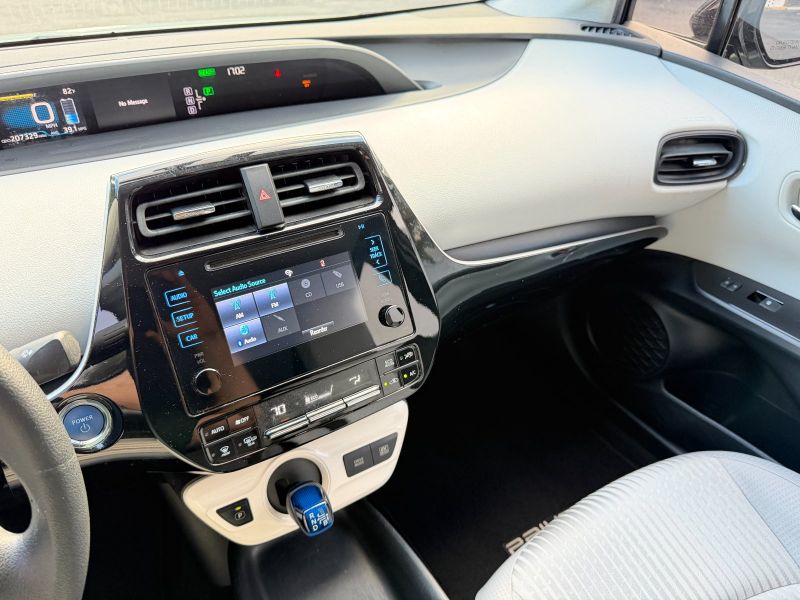 Toyota Prius Four pic #5840